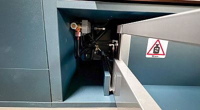 Gasabsperrhaehne neben der Kuechnschublade im Laika Wohnmobil Kreos L 5009 MB