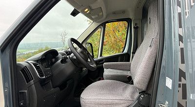 Blick ueber den Fahrersitz ins Fahrerhaus des Sunligth Campervans Cliff 540 V Vanlife