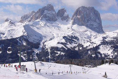 Skilifte im Skigebiet vor dem Langkofel, Dolomiten 