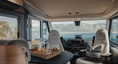 Wohnbereich mit Hubbett über dem Fahrerhaus im Hymer Wohnmobil B-MC I 680 