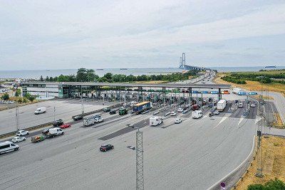 Bovenaanzicht van Storebaeltbrücke en tolstation