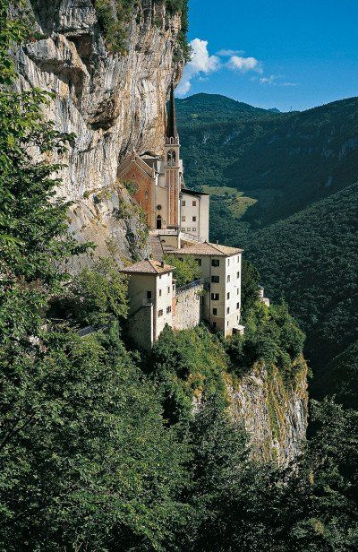 In die Felswand gebauter Wallfahrtsort Madonna della Corona