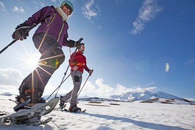 Paar mit Schneeschuhen im Winter im Nationalpark Durmitor