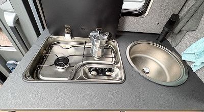 Gaskocher und Spuele im Dethleffs Wohnmobil Globebus Performance T46
