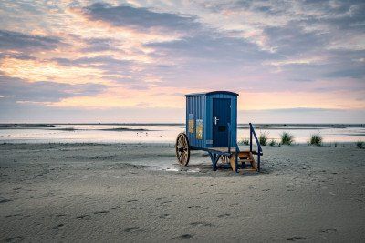 historischer Badekarren am Strand von Borkum als Infopoint zum Naturschutz