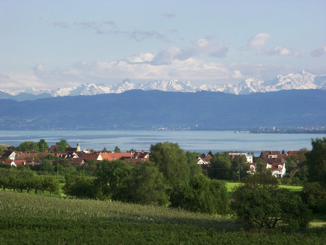 Blick über den Bodensee auf die Alpen