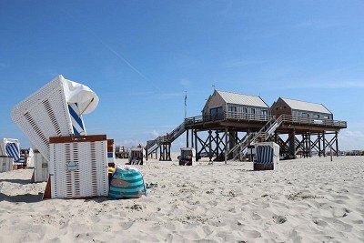 Strandkorb und Pfahlbau am Strand Ording
