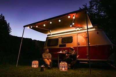 Wohnwagen Eriba Touring auf Campingplatz am Abend