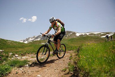 Mountainbiker in den Bergen von Montenegro 