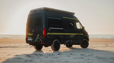 Hymer Campervan Grand Canyon S CrossOver am Strand von hinten gesehen