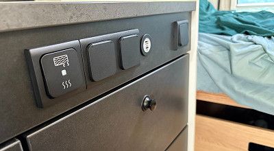 Steckdosen im Kuechenblock des Sunlight Campervans Cliff X 600