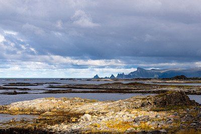 Blick auf die Westkueste der Insel Andoya