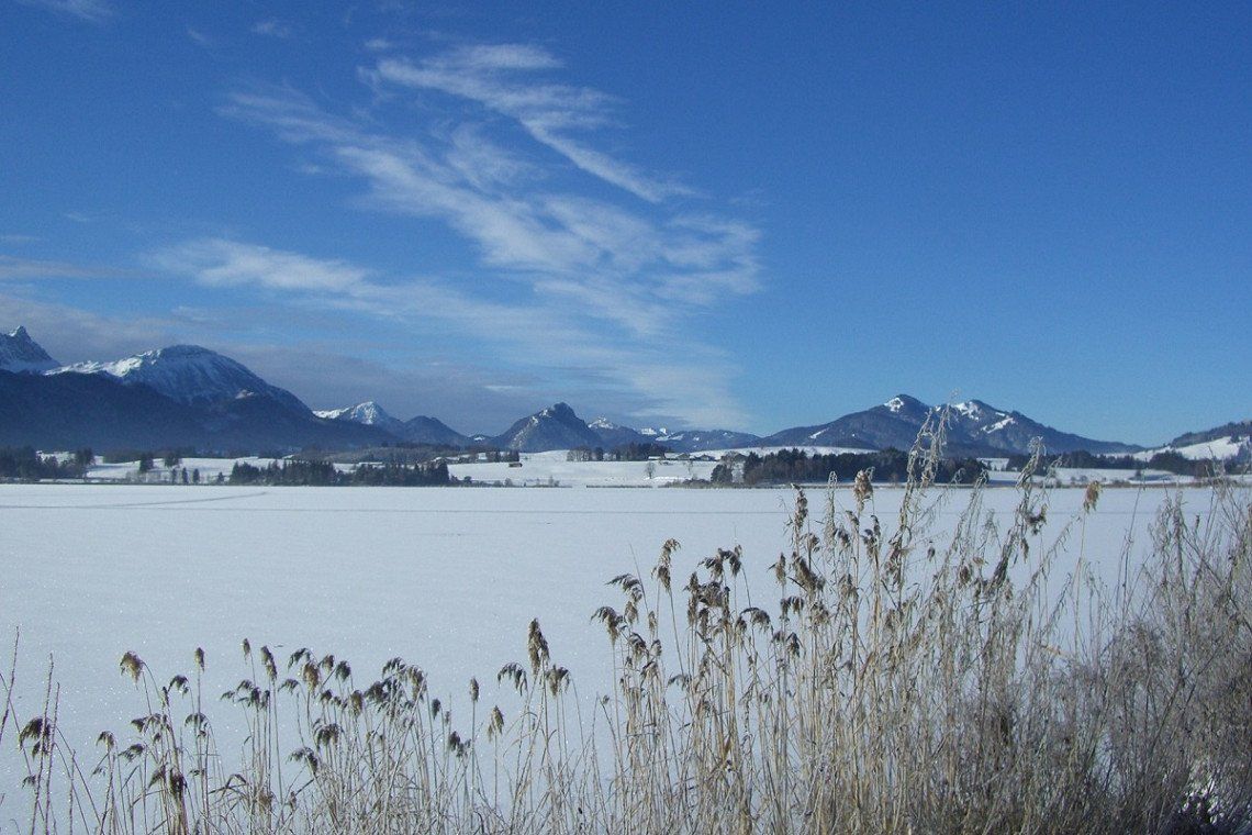 Idyllische Winterlandschaft am Hopfensee im Allgäu