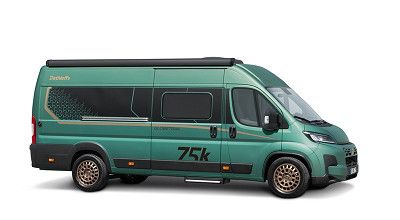 Dethleffs Campervan Globetrail 75k Iconic Edition in Sierra Green von aussen seitlich gesehen
