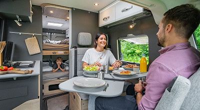 Wohnbereich mit Tischerweiterung im Dethleffs Campervan Globetrail 640 HR