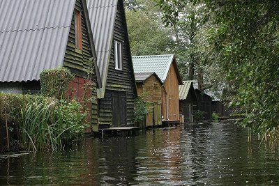 Houten botenhuizen direct aan de Müritz