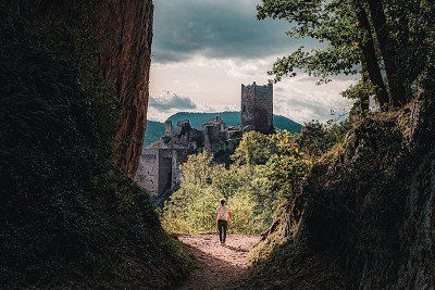 Wanderer vor der Burgruine St Ulrich im Elsass