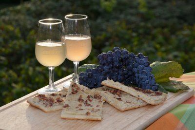 Federweißer, Trauben und Flammkuchen im Naturgarten Kaiserstuhl