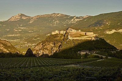 Festung Beseno auf einem Hügel bei Vallagrina 