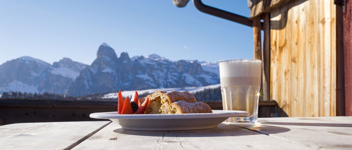 Strudel und Kaffee auf der Skihütte in den Dolomiten