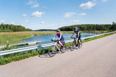 2 Fahrradfahrer auf der Schaerenringstrasse bei Turku 