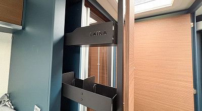 Regalauszug im Bad des Laika Wohnmobils Kreos L 5009 MB