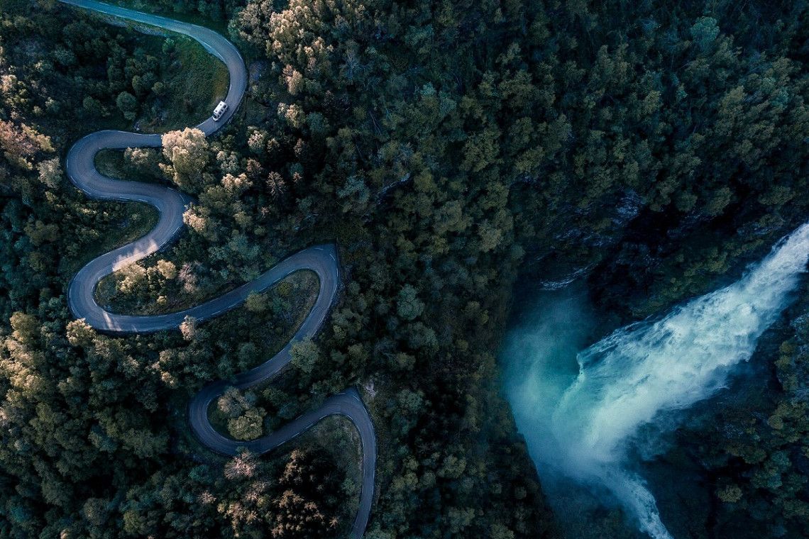 Serpentinen und Wasserfall bei Stalheim, Norwegen