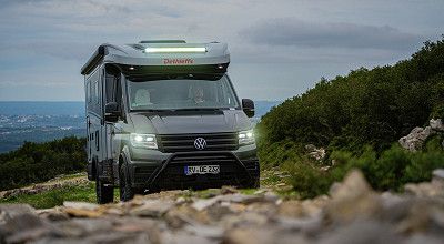 Dethleffs Wohnmobil Globebus Performance T16 unterwegs am Berg von vorne gesehen - jetzt Details zum Wohnmobil bei Dethleffs anschauen
