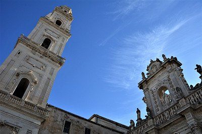 Kathedrale und Glockenturm an der Piazza del Duomo in Lecce
