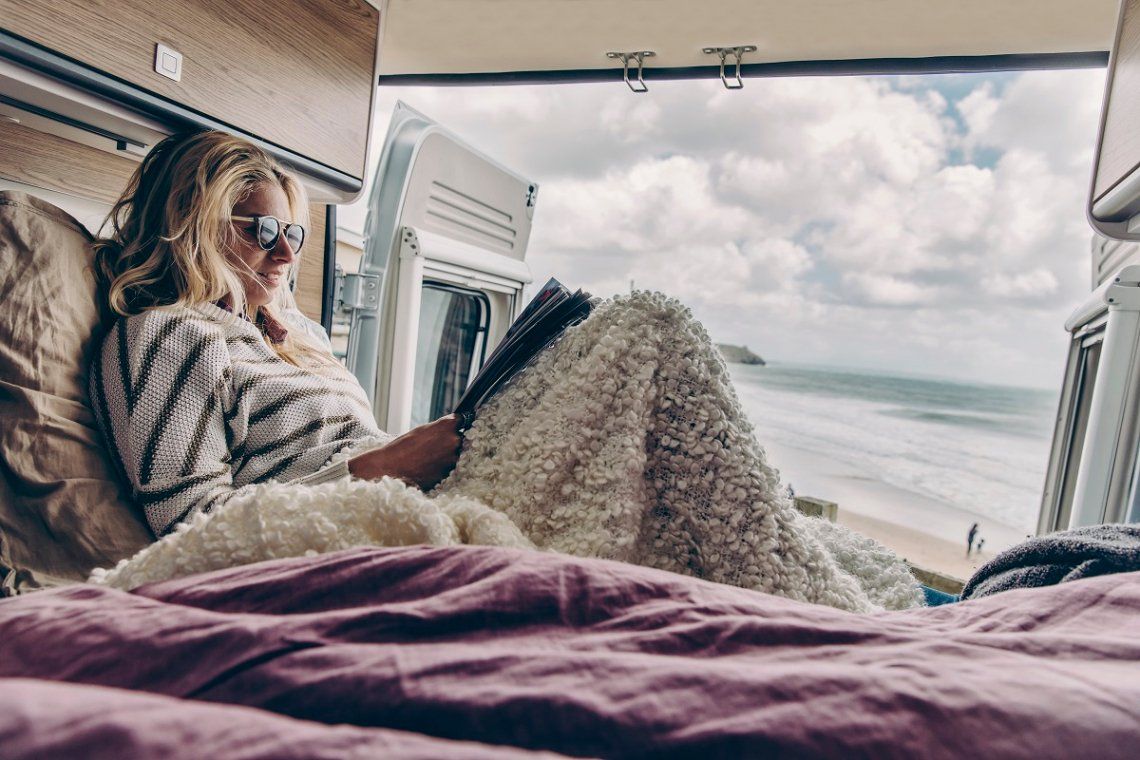 Blick aus dem Sunlight Camper Van aufs Meer in Cornwall 