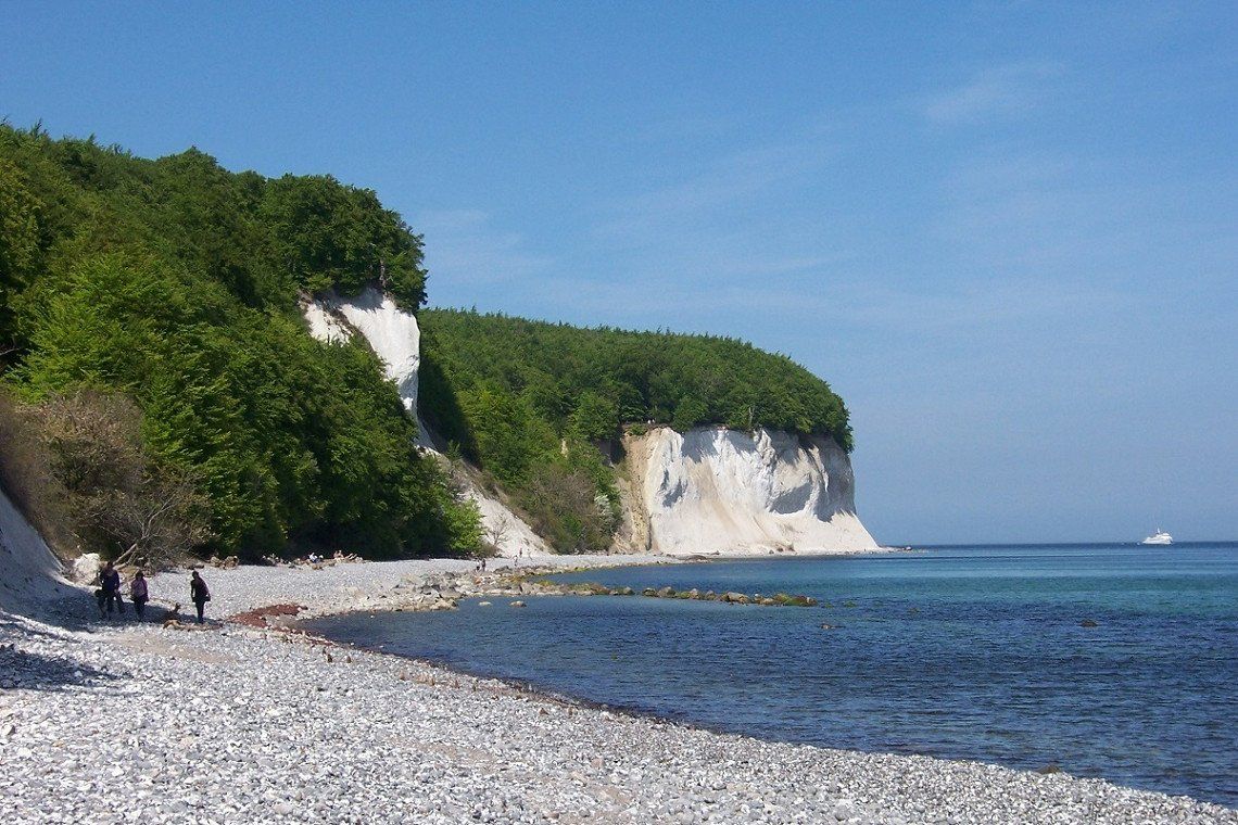 Kreidefelsen auf Rügen vom Strand aus gesehen