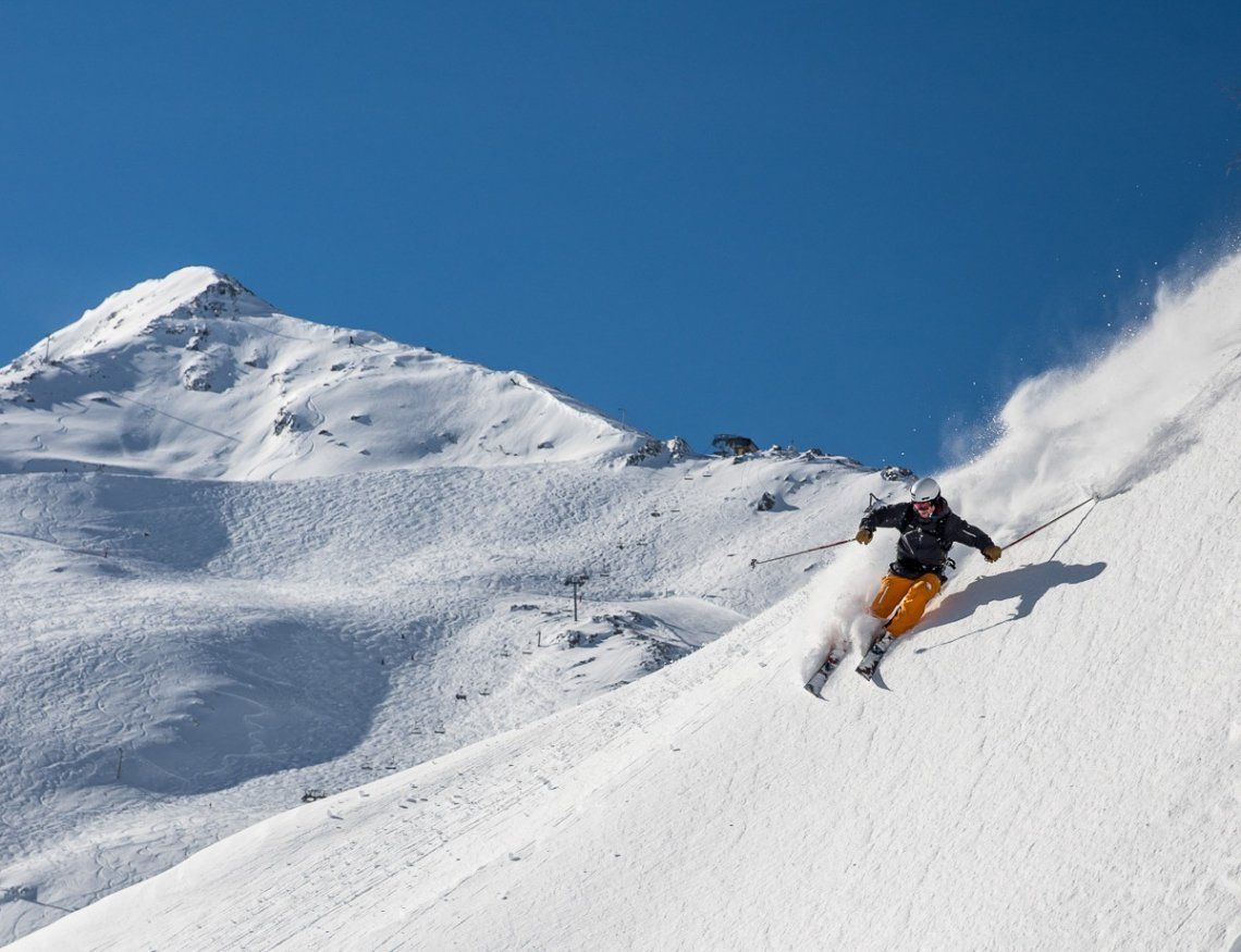 Freerider im Pulverschnee im Skigebiet Piau-Engaly, Frankreich