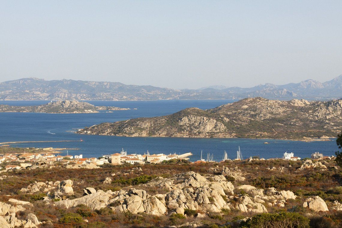 Blick von der Hauptinsel La Maddalena ueber das gleichnamige Archipel