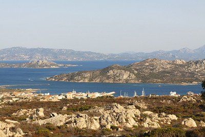 Uitzicht vanaf het hoofdeiland La Maddalena over de gelijknamige archipel