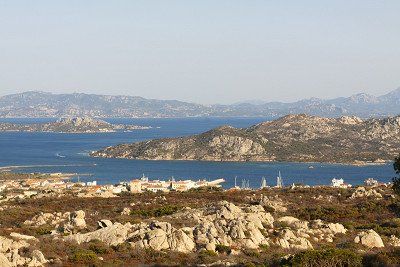 Blick von der Hauptinsel La Maddalena ueber das gleichnamige Archipel