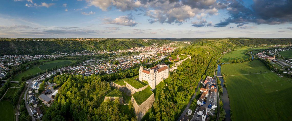Uitzicht van bovenaf op de Willibaldsburg en Eichstätt in de Altmühltal