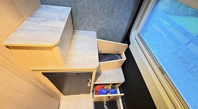 Staufaecher in den Treppenstufen des Sunlight Campervans Cliff 540 V Vanlife