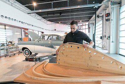 Mitarbeiter biegt Holz in der Werkstatt des Erwin Hymer Museums 