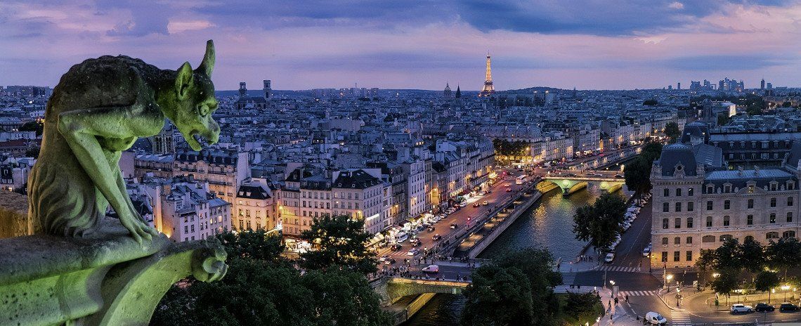 Blick von Notre Dame auf Paris am Abend