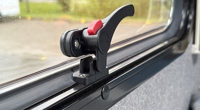 Fensterriegel mit Sicherheitsarretierung im Dethleffs Reisemobil Globebus Performance