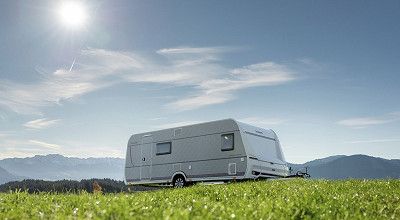 Dethleffs Wohnwagen der Summer Edition von aussen auf einer Wiese - jetzt Details bei Dethleffs ansehen