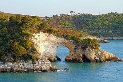 Felsformation an der Gargano-Küste in Apulien