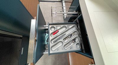 geoeffnete Schubladen in der Kueche des Laika Wohnmobils Kreos L 5009 MB