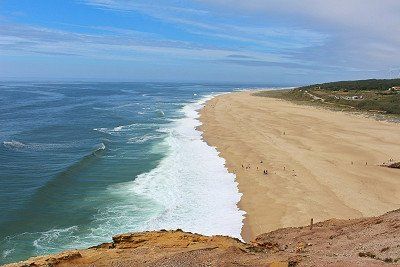 Blick von oben auf leeren Strand in Nazare