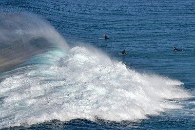 Surfer im Wasser warten auf Welle, Algarve