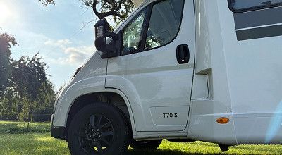 Fahrerhaus und schwarze Alufelgen des Corigon Wohnmobils T 70 S 