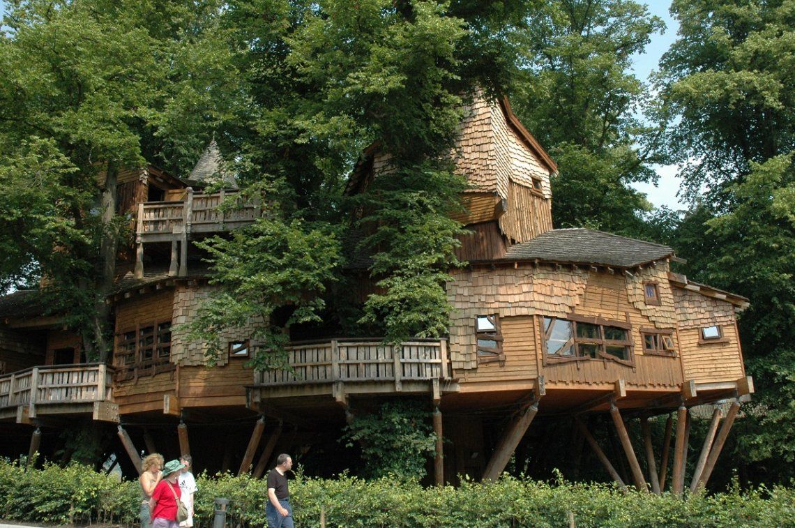 Tree house restaurant in The Alnwick Garden, England