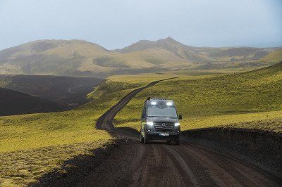 Hymer Campervan Grand Canyon S Crossover mit Tagfahrlicht auf Schotterstrasse in Island - Jetzt mehr zum Grand Canyon S Crossover bei Hymer erfahren