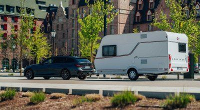 Wohnwagengespann mit Caravan Premio Life in der Stadt