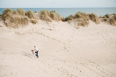 Spaziergaenger in den Duenen am Curracloe Beach